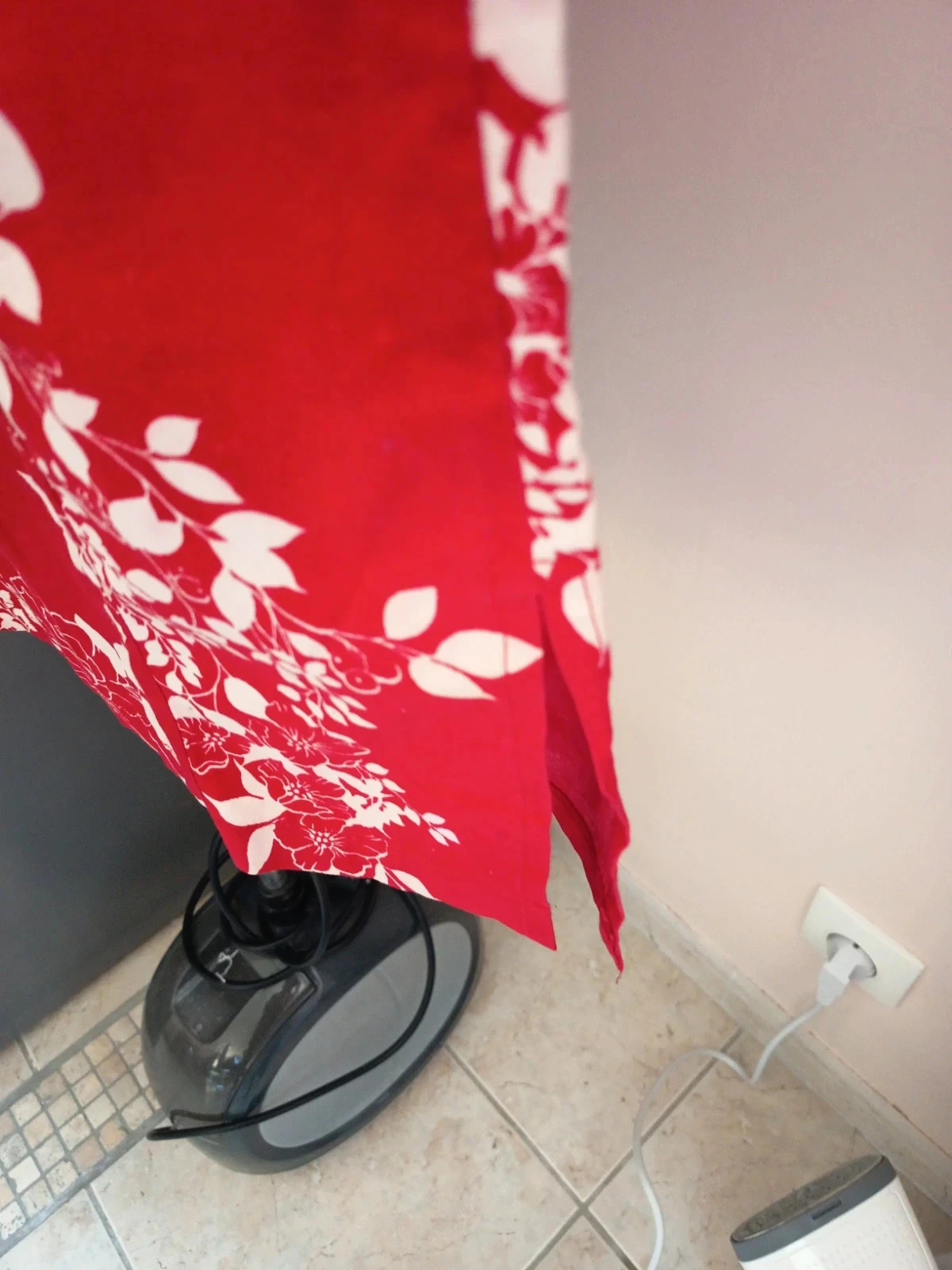 Vestido vermelho com flores brancas – photo 4
